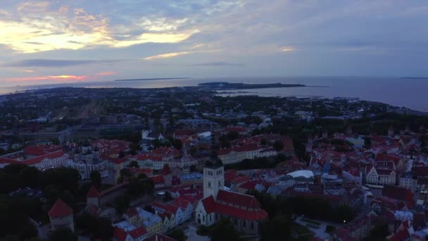 Tallinn Estland Historische Skyline Bij Zonsondergang Mooie Nacht Boven Tallinn — Stockvideo
