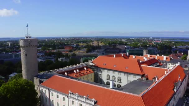 Tallinn Cidade Velha Antena Com Edifícios Céu Bonito Uma Torre — Vídeo de Stock