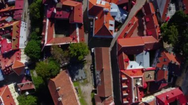 Binaları, güzel gökyüzü ve bir kulesi olan Tallinn eski kasaba havacılığı.