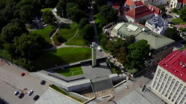 Vista Aérea Plaza Libertad Atardecer Tallin Estonia — Vídeo de stock