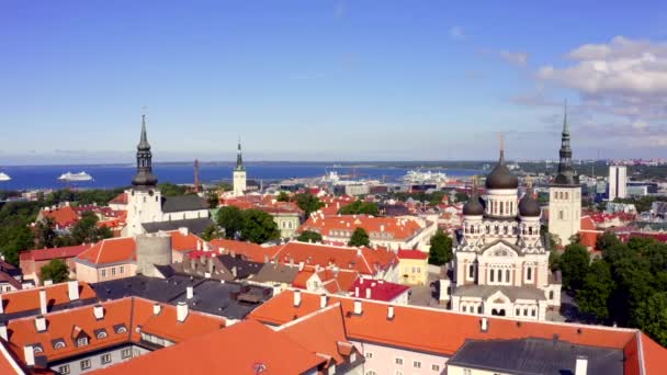 Tallinn Cidade Velha Antena Com Edifícios Céu Bonito Uma Torre — Vídeo de Stock