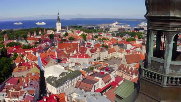 Tallinn Cidade Velha Antena Com Edifícios Céu Bonito Uma Torre — Vídeo de Stock