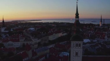 Tallinn, Estonya 'nın tarihi silueti alacakaranlıkta. Tallinn 'de güzel bir akşam.