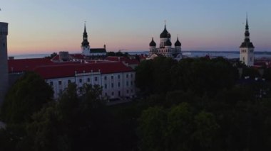 Tallinn, Estonya 'nın tarihi silueti alacakaranlıkta. Tallinn 'de güzel bir akşam.