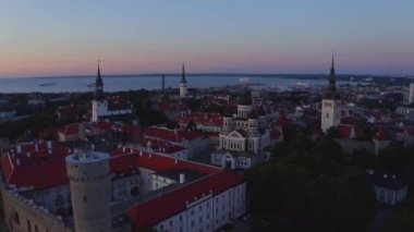 Tallinn, Estonya 'nın tarihi silueti alacakaranlıkta. Tallinn 'de güzel bir akşam.