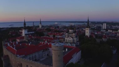 Tallinn, Estonya 'nın tarihi silueti alacakaranlıkta. Tallinn 'de güzel bir akşam.