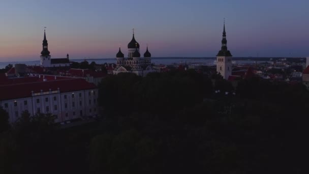 タリン エストニアの歴史的なスカイライン夕暮れ時 タリンの美しい夜 — ストック動画