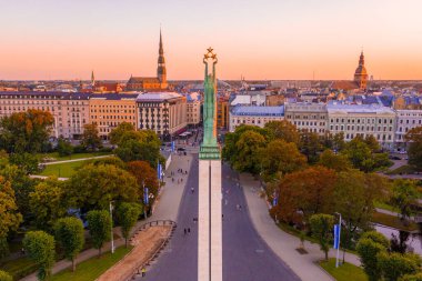 RIGA - 20 Temmuz 2020: Gün batımında Letonya Riga 'da Özgürlük Heykeli' nin Muhteşem Hava Görüntüsü. Özgürlük Anıtı Üç Altın Yıldız Tutuyor