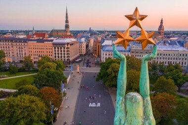RIGA - 20 Temmuz 2020: Gün batımında Letonya Riga 'da Özgürlük Heykeli' nin Muhteşem Hava Görüntüsü. Özgürlük Anıtı Üç Altın Yıldız Tutuyor