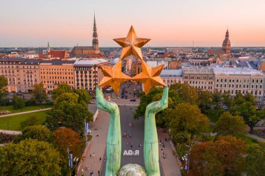 RIGA - 20 Temmuz 2020: Gün batımında Letonya Riga 'da Özgürlük Heykeli' nin Muhteşem Hava Görüntüsü. Özgürlük Anıtı Üç Altın Yıldız Tutuyor