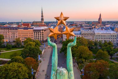 RIGA - 20 Temmuz 2020: Gün batımında Letonya Riga 'da Özgürlük Heykeli' nin Muhteşem Hava Görüntüsü. Özgürlük Anıtı Üç Altın Yıldız Tutuyor