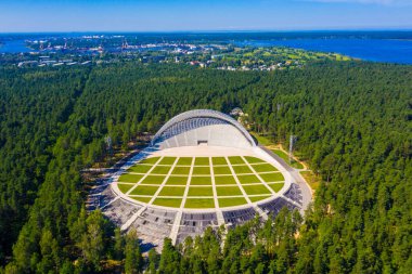 Riga, Letonya 'daki Mezaparks' taki Great Bandstand 'ın hava manzarası. Ormanın ortasında yeni ve güzel bir stadyum..