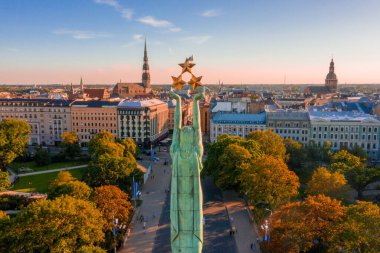 Riga, Letonya - Jule, 2020: Özgürlük anıtı Milda 'nın özgürlük, bağımsızlık ve Letonya' nın egemenliğinin önemli bir sembolü olan onur muhafızları ile hava görüşü