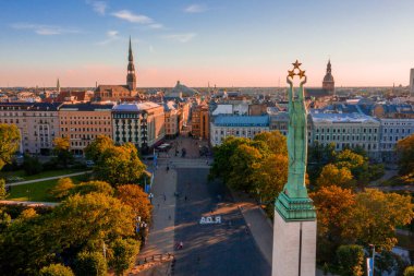 Riga, Letonya - Jule, 2020: Özgürlük anıtı Milda 'nın özgürlük, bağımsızlık ve Letonya' nın egemenliğinin önemli bir sembolü olan onur muhafızları ile hava görüşü