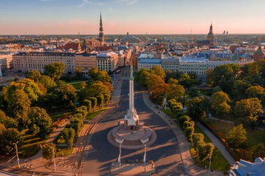 Riga, Letonya - Jule, 2020: Özgürlük anıtı Milda 'nın özgürlük, bağımsızlık ve Letonya' nın egemenliğinin önemli bir sembolü olan onur muhafızları ile hava görüşü