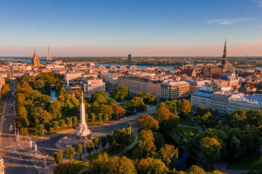 Riga, Letonya - Jule, 2020: Özgürlük anıtı Milda 'nın özgürlük, bağımsızlık ve Letonya' nın egemenliğinin önemli bir sembolü olan onur muhafızları ile hava görüşü