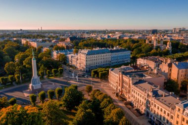 Riga, Letonya - Jule, 2020: Özgürlük anıtı Milda 'nın özgürlük, bağımsızlık ve Letonya' nın egemenliğinin önemli bir sembolü olan onur muhafızları ile hava görüşü