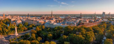 Riga, Letonya - Jule, 2020: Özgürlük anıtı Milda 'nın özgürlük, bağımsızlık ve Letonya' nın egemenliğinin önemli bir sembolü olan onur muhafızları ile hava görüşü