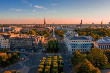 Riga, Letonya - Jule, 2020: Özgürlük anıtı Milda 'nın özgürlük, bağımsızlık ve Letonya' nın egemenliğinin önemli bir sembolü olan onur muhafızları ile hava görüşü