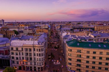 Riga / Letonya - 2 Ağustos 2020: Yaya Terbatas caddesinin havadan görünüşü. Letonya 'nın başkenti Riga' da alacakaranlıkta yayalar var..
