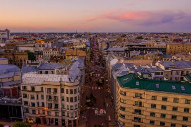 Riga / Letonya - 2 Ağustos 2020: Yaya Terbatas caddesinin havadan görünüşü. Letonya 'nın başkenti Riga' da alacakaranlıkta yayalar var..