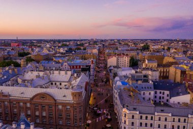 Riga / Letonya - 2 Ağustos 2020: Yaya Terbatas caddesinin havadan görünüşü. Letonya 'nın başkenti Riga' da alacakaranlıkta yayalar var..