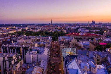 Riga / Letonya - 2 Ağustos 2020: Yaya Terbatas caddesinin havadan görünüşü. Letonya 'nın başkenti Riga' da alacakaranlıkta yayalar var..