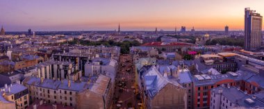 Riga / Letonya - 2 Ağustos 2020: Yaya Terbatas caddesinin havadan görünüşü. Letonya 'nın başkenti Riga' da alacakaranlıkta yayalar var..