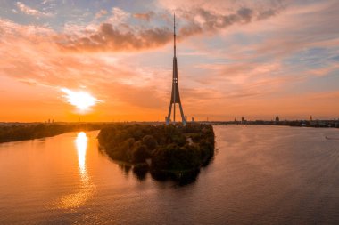 Letonya 'daki Riga Radyo ve TV Kulesi' nin inanılmaz gün batımı manzarası. Yukarıdan görüntüle.