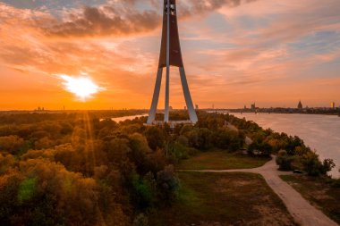 Letonya 'daki Riga Radyo ve TV Kulesi' nin inanılmaz gün batımı manzarası. Yukarıdan görüntüle.