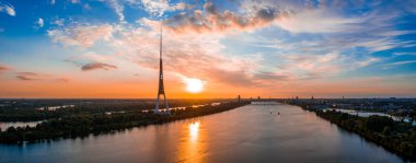 Letonya 'daki Riga Radyo ve TV Kulesi' nin inanılmaz gün batımı manzarası. Yukarıdan görüntüle.