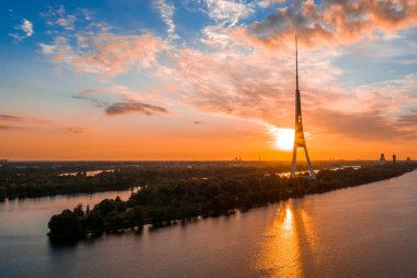 Letonya 'daki Riga Radyo ve TV Kulesi' nin inanılmaz gün batımı manzarası. Yukarıdan görüntüle.