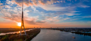 Letonya 'daki Riga Radyo ve TV Kulesi' nin inanılmaz gün batımı manzarası. Yukarıdan görüntüle.