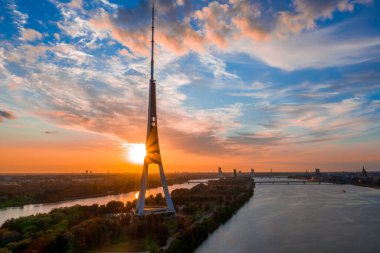 Letonya 'daki Riga Radyo ve TV Kulesi' nin inanılmaz gün batımı manzarası. Yukarıdan görüntüle.