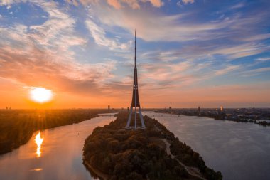 Letonya 'daki Riga Radyo ve TV Kulesi' nin inanılmaz gün batımı manzarası. Yukarıdan görüntüle.