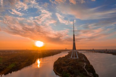 Letonya 'daki Riga Radyo ve TV Kulesi' nin inanılmaz gün batımı manzarası. Yukarıdan görüntüle.