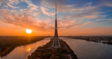 Letonya 'daki Riga Radyo ve TV Kulesi' nin inanılmaz gün batımı manzarası. Yukarıdan görüntüle.