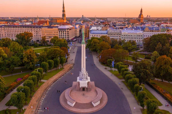 Riga Června 2020 Úžasný Letecký Pohled Sochu Svobody Mildy Lotyšské — Stock fotografie