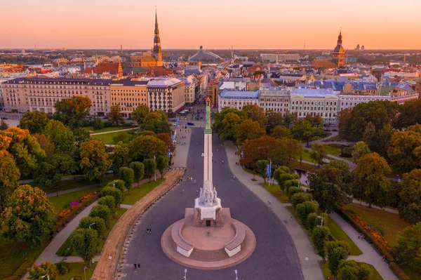 Riga July 2020年7月20日 日落期间在拉脱维亚里加的米尔达自由女神像壮观的空中景观 自由女神像拥有三颗金星 — 图库照片