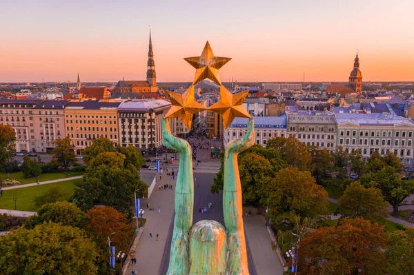 Riga Julio 2020 Increíble Vista Aérea Estatua Libertad Milda Riga —  Fotos de Stock