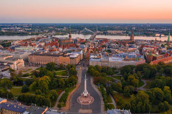 Riga Temmuz 2020 Gün Batımında Letonya Riga Özgürlük Heykeli Nin — Stok fotoğraf