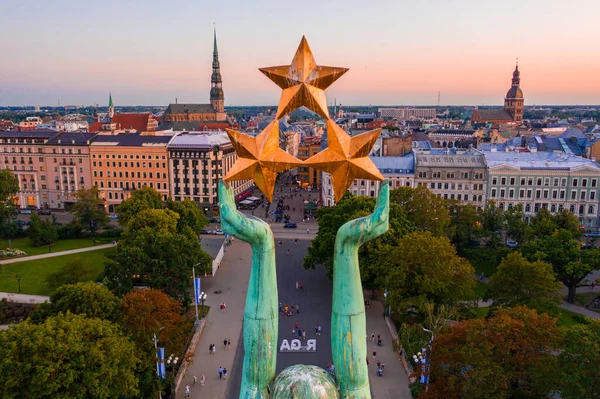 RIGA - 20 Temmuz 2020: Gün batımında Letonya Riga 'da Özgürlük Heykeli' nin Muhteşem Hava Görüntüsü. Özgürlük Anıtı Üç Altın Yıldız Tutuyor