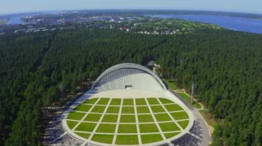 Riga, Letonya. 20 Ağustos 2020. Riga, Letonya 'daki Mezaparks' taki Great Bandstand 'ın hava manzarası. Ormanın ortasında yeni ve güzel bir stadyum..