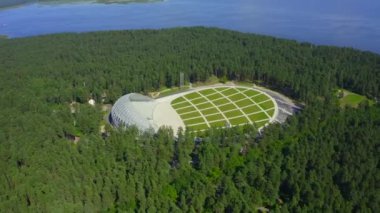 Riga, Letonya. 20 Ağustos 2020. Riga, Letonya 'daki Mezaparks' taki Great Bandstand 'ın hava manzarası. Ormanın ortasında yeni ve güzel bir stadyum..