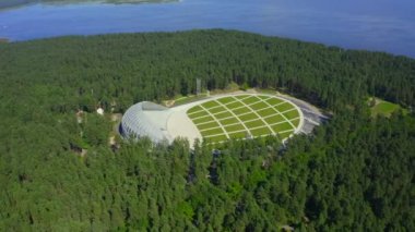 Riga, Letonya. 20 Ağustos 2020. Riga, Letonya 'daki Mezaparks' taki Great Bandstand 'ın hava manzarası. Ormanın ortasında yeni ve güzel bir stadyum..