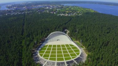 Riga, Letonya. 20 Ağustos 2020. Riga, Letonya 'daki Mezaparks' taki Great Bandstand 'ın hava manzarası. Ormanın ortasında yeni ve güzel bir stadyum..