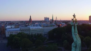 Riga, Letonya - Jule, 2020: Riga 'da Letonya' nın özgürlük, bağımsızlık ve egemenliğinin önemli bir sembolü olan Milda 'nın onur muhafızlarıyla birlikte özgürlük anıtının havadan görünüşü. 