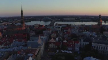 Gün batımında Riga Center 'ın güzel hava manzarası. Letonya 'nın başkenti Riga' nın aydınlanmış manzarası.