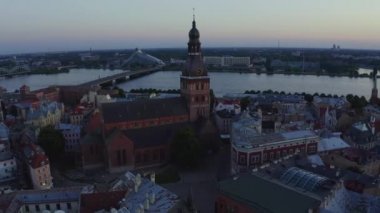 Gün batımında Riga Center 'ın güzel hava manzarası. Letonya 'nın başkenti Riga' nın aydınlanmış manzarası.