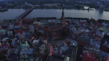 Gün batımında Riga Center 'ın güzel hava manzarası. Letonya 'nın başkenti Riga' nın aydınlanmış manzarası.